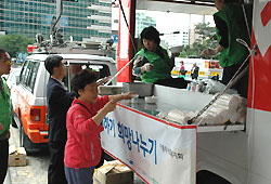 ‘빨간 밥차’ 청계천에 뜨다